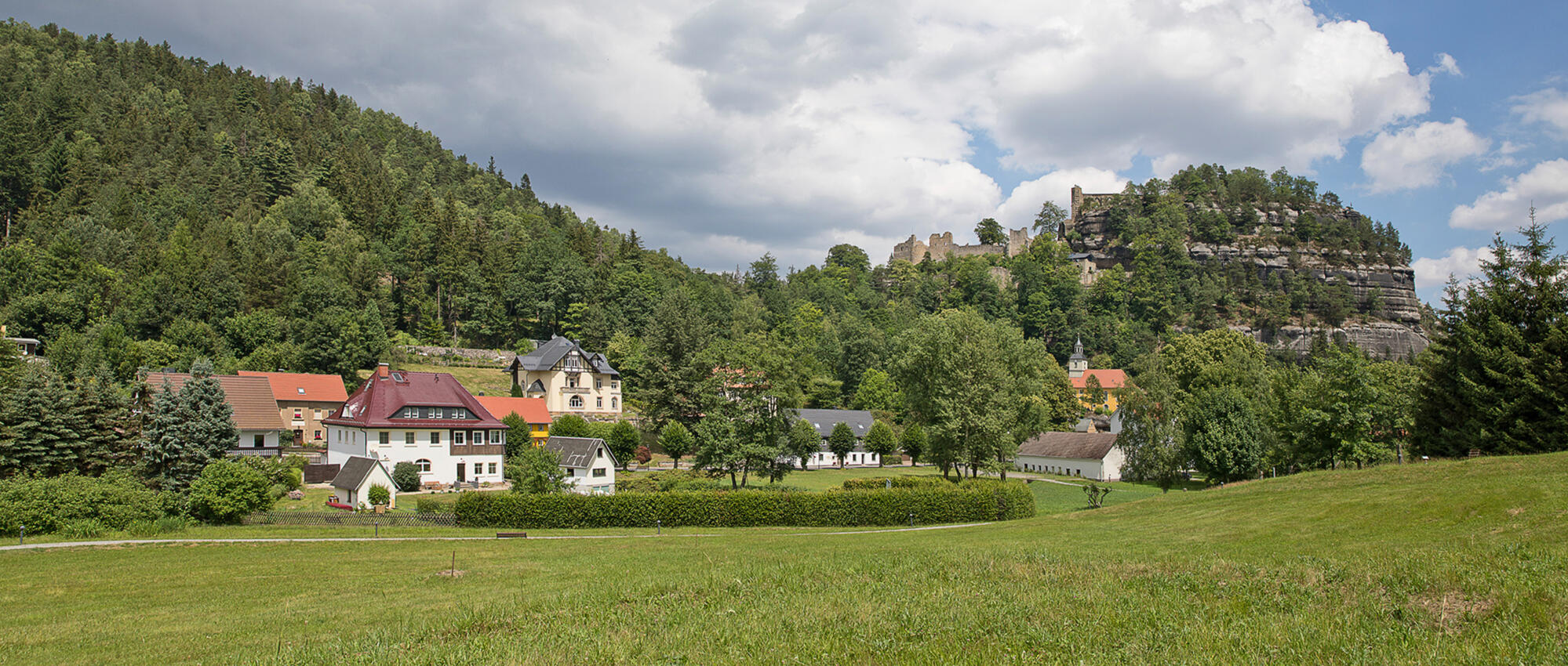 Kurort und Berg Oybin mit seiner mittelalterlichen Burg- und Klosteranlage